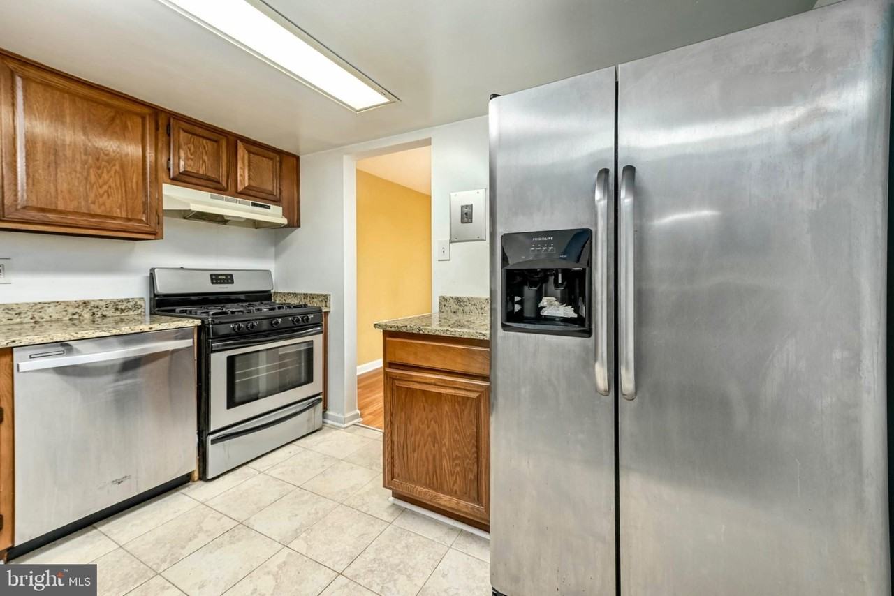 1403 Northgate Sq Unit 12b - Photo 4 of 17