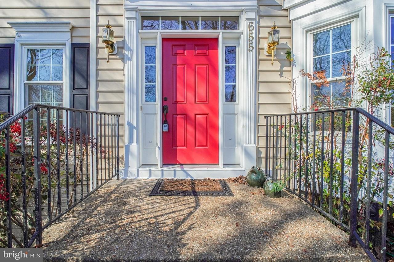 655 Lancaster St - Photo 5 of 50