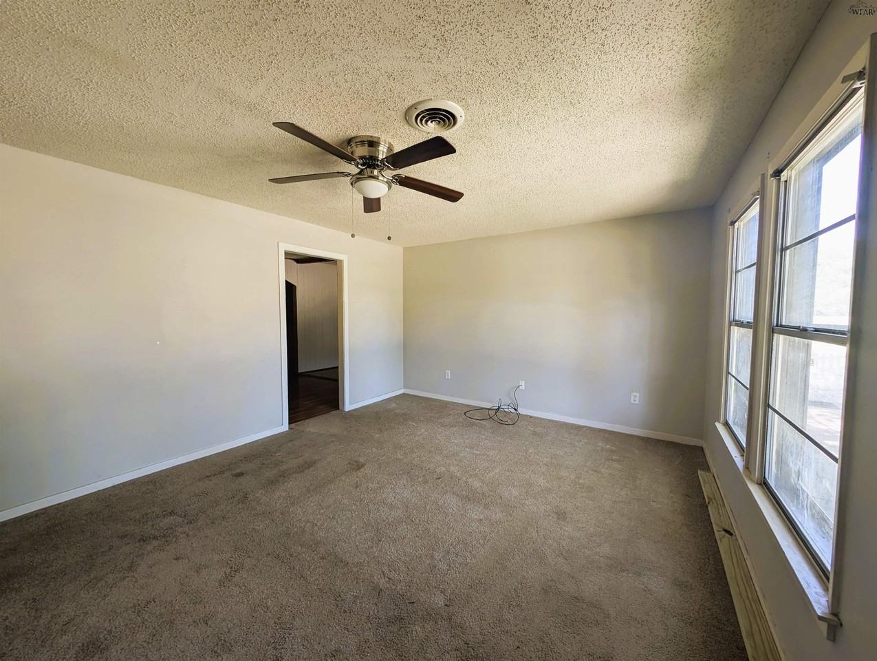 2943 Elliott St - Photo 2 of 15