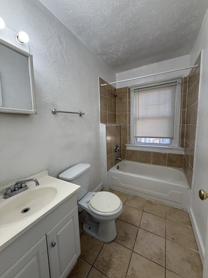 24 Arnold Pl #224 - Photo 3 of 10