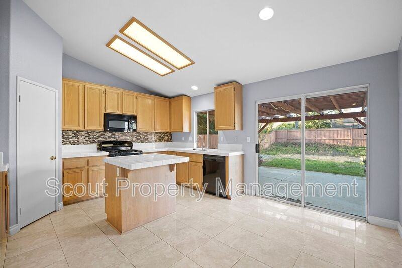 31654 Granville Dr - Photo 6 of 24