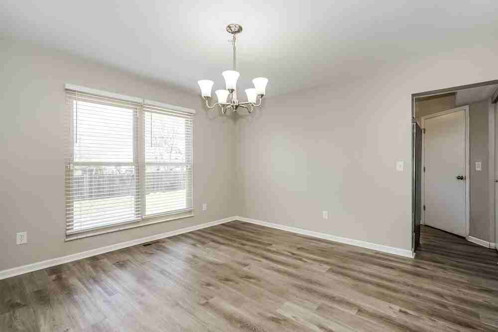 1127 Crestview St - Photo 6 of 17