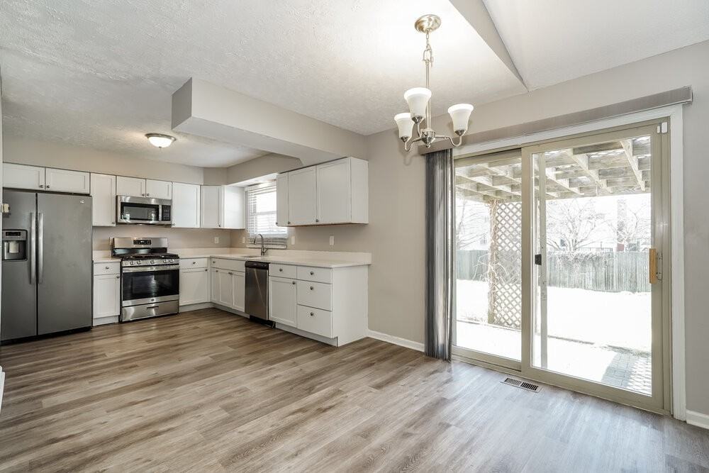 1127 Crestview St - Photo 7 of 17