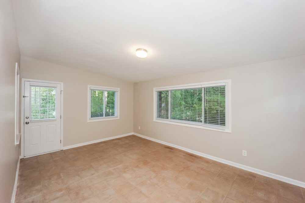 135 Tanglewood Dr - Photo 6 of 20