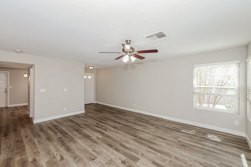 2010 Waverly Cir - Photo 7 of 17