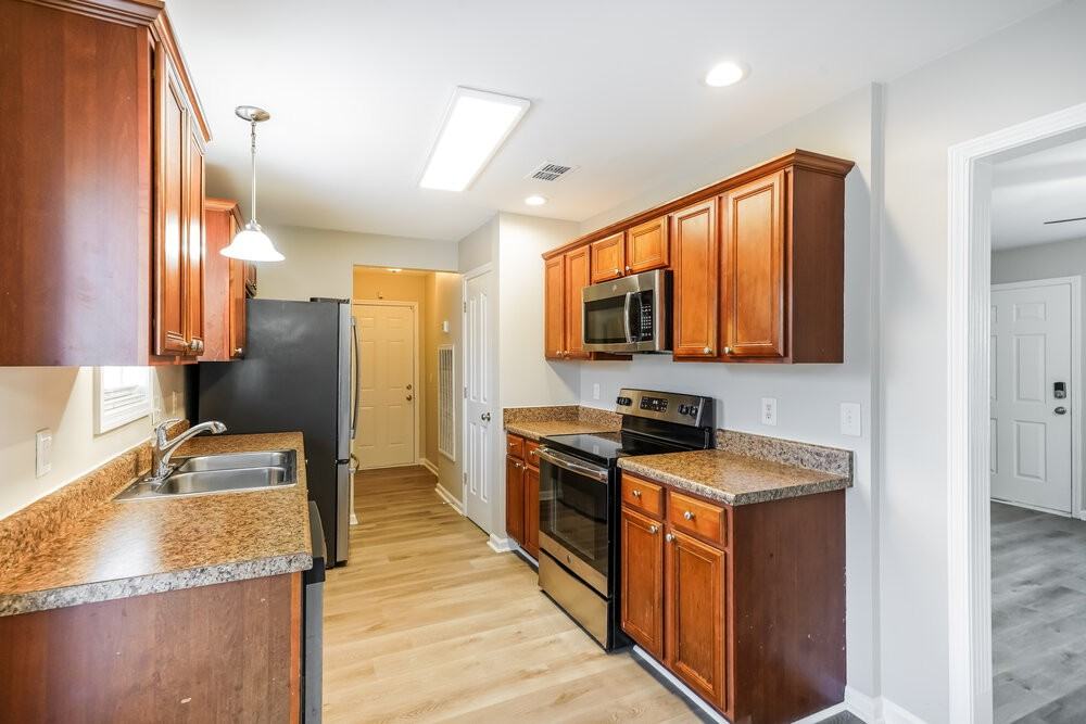 1476 Priestshore Bay - Photo 7 of 17