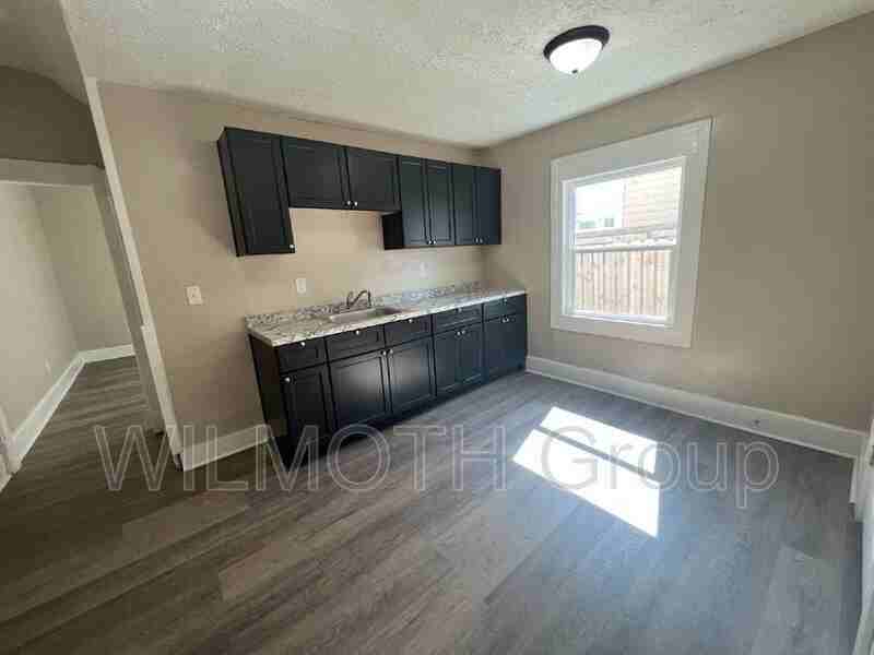 3236 Graceland Ave - Photo 7 of 21