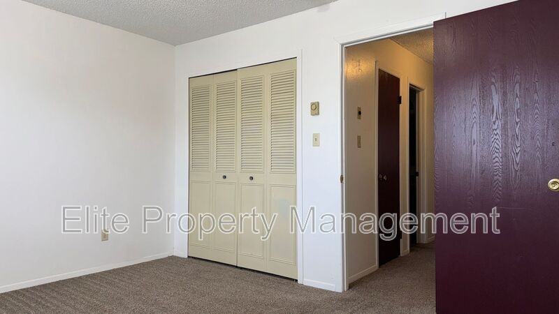 25 Royal Crest Dr #B - Photo 7 of 14