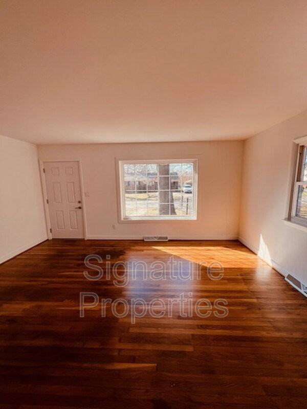 211 Deerfield Dr - Photo 4 of 26