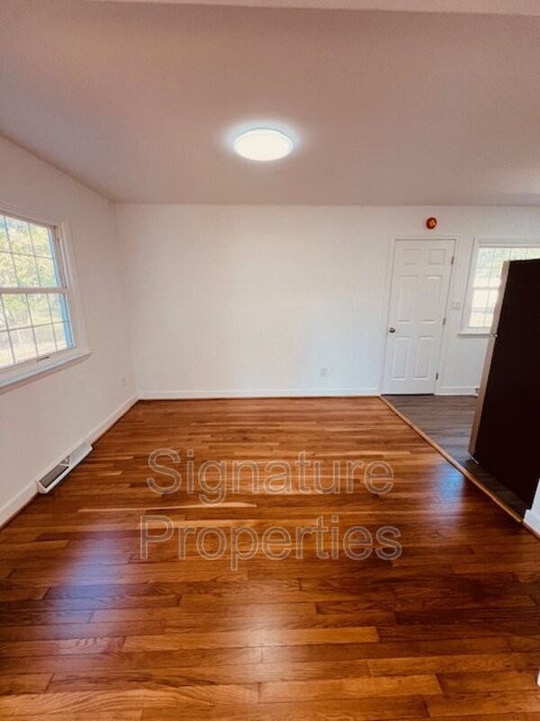 211 Deerfield Dr - Photo 5 of 26