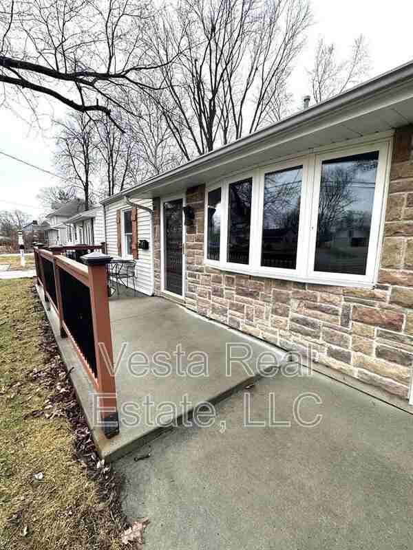 727 Dale St - Photo 2 of 16