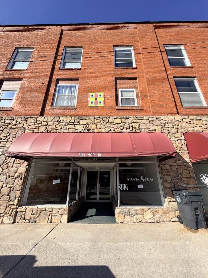 303 10th St #303 - Photo 3 of 10