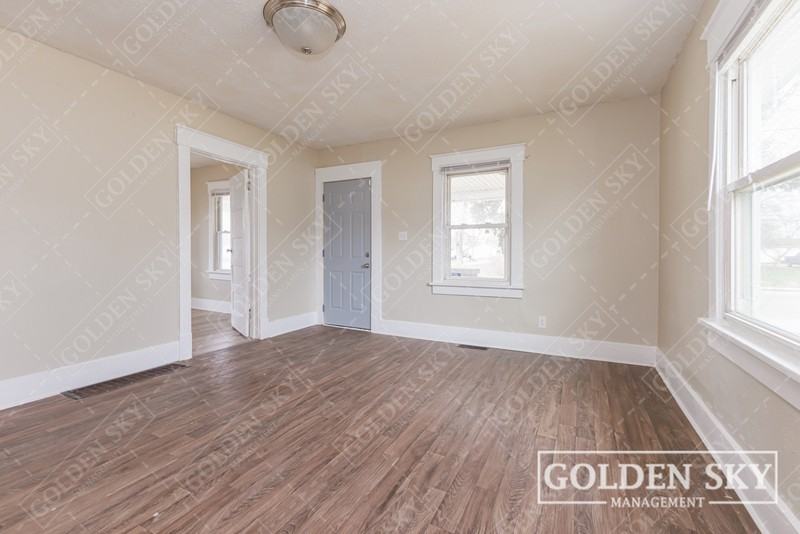 2440 S Hoyt Ave - Photo 2 of 7