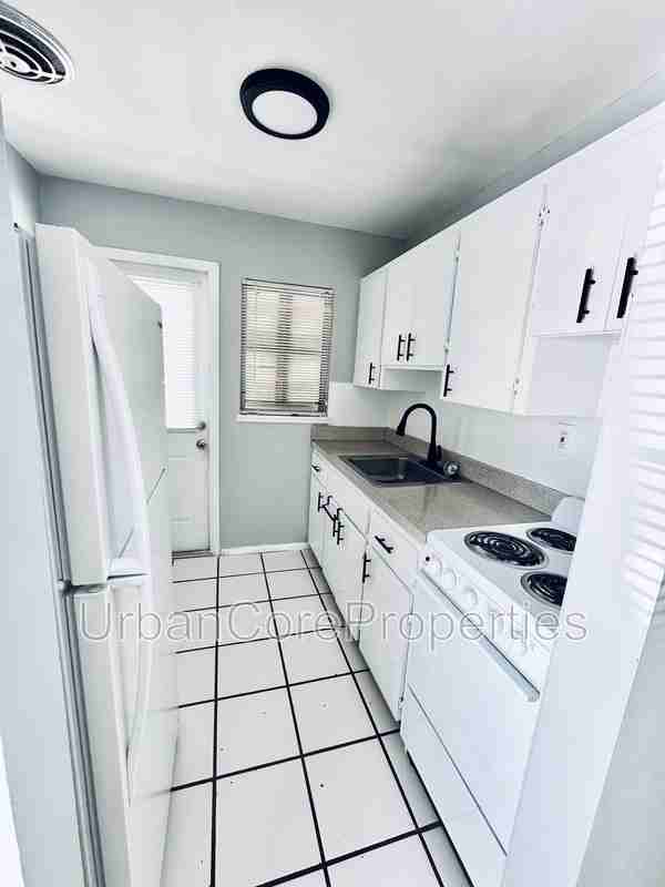 311 24th Ave N #A - Photo 3 of 10