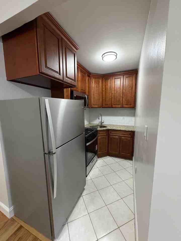 1137-1139 Summit Ave - Photo 6 of 9