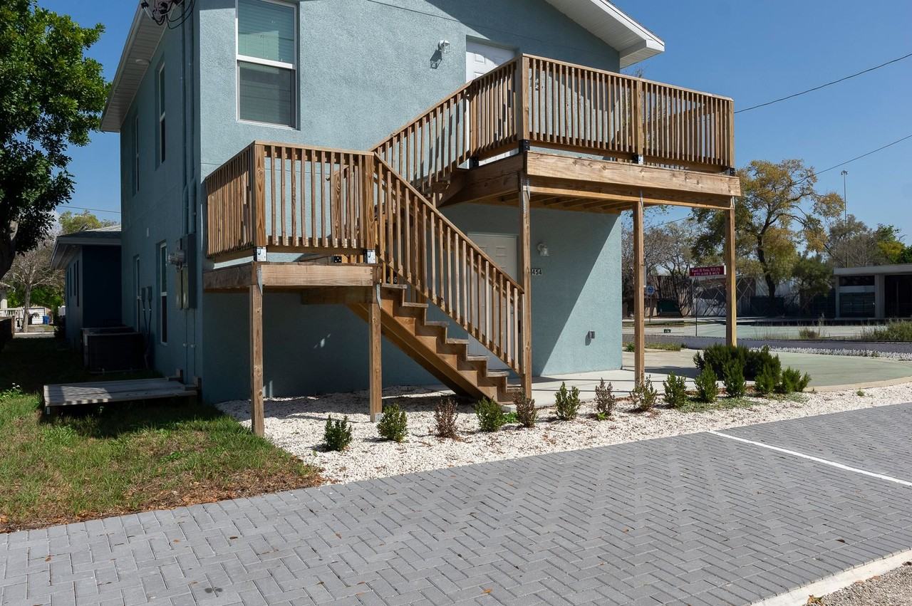 454 21st Ave N - Photo 4 of 18