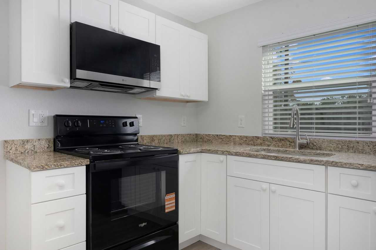 454 21st Ave N - Photo 7 of 18