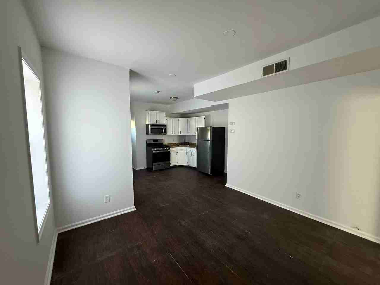 606 S Claymont St - Photo 3 of 9