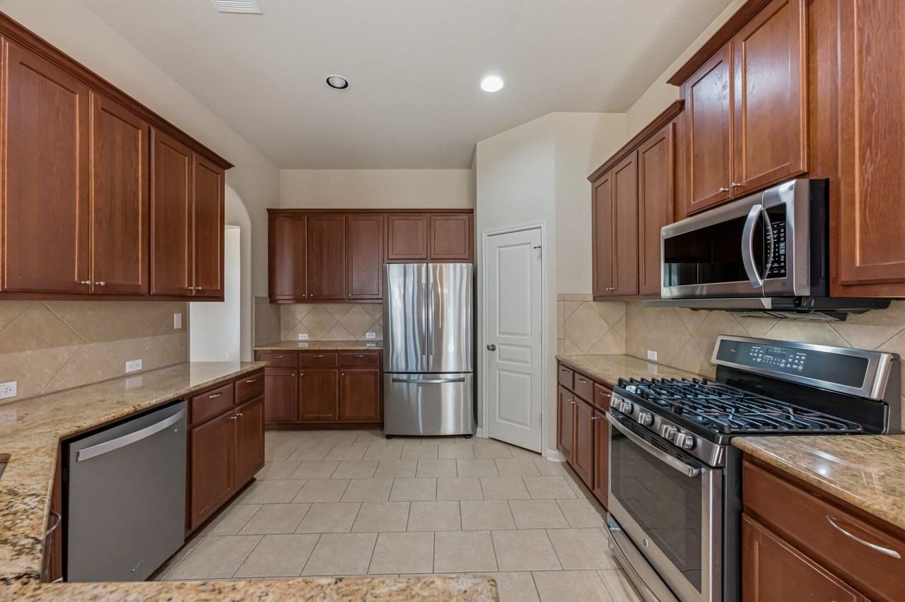 7825 Wisteria Valley Dr - Photo 6 of 40