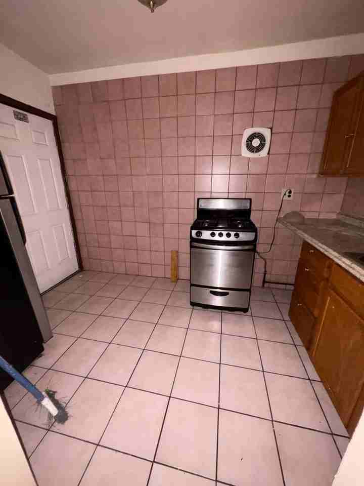 4835 N Broad St - Photo 6 of 7