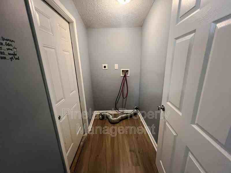 6412 Rockford Dr - Photo 4 of 9