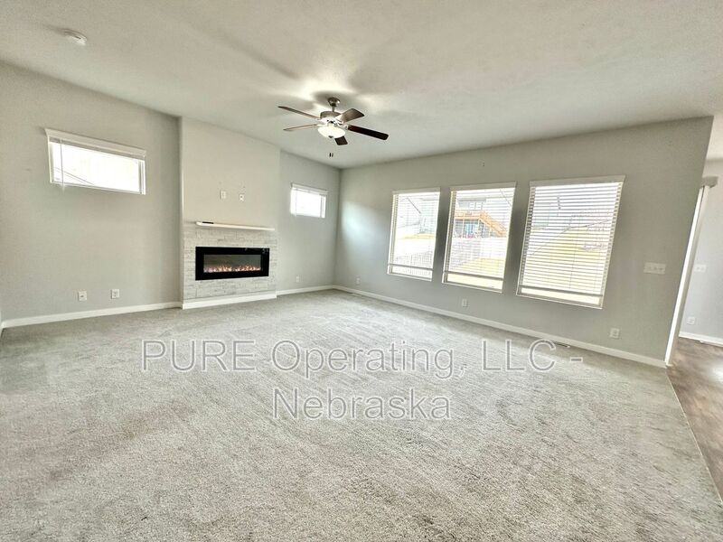 5121 N 181st St - Photo 3 of 47