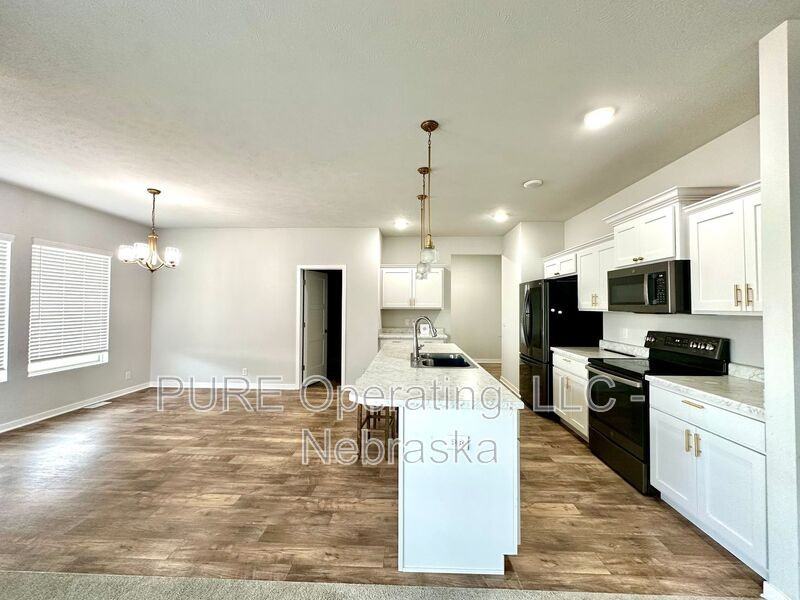 5121 N 181st St - Photo 6 of 47