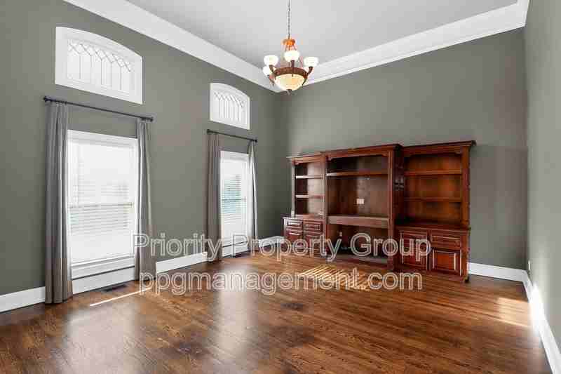 16205 Riverpointe Dr - Photo 3 of 50