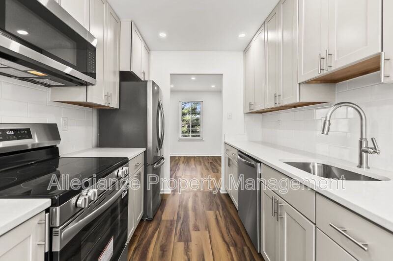 8234 Stationhouse Ct - Photo 3 of 29