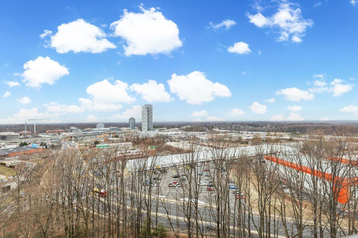 8370 Greensboro Dr ##916 - Photo 7 of 28