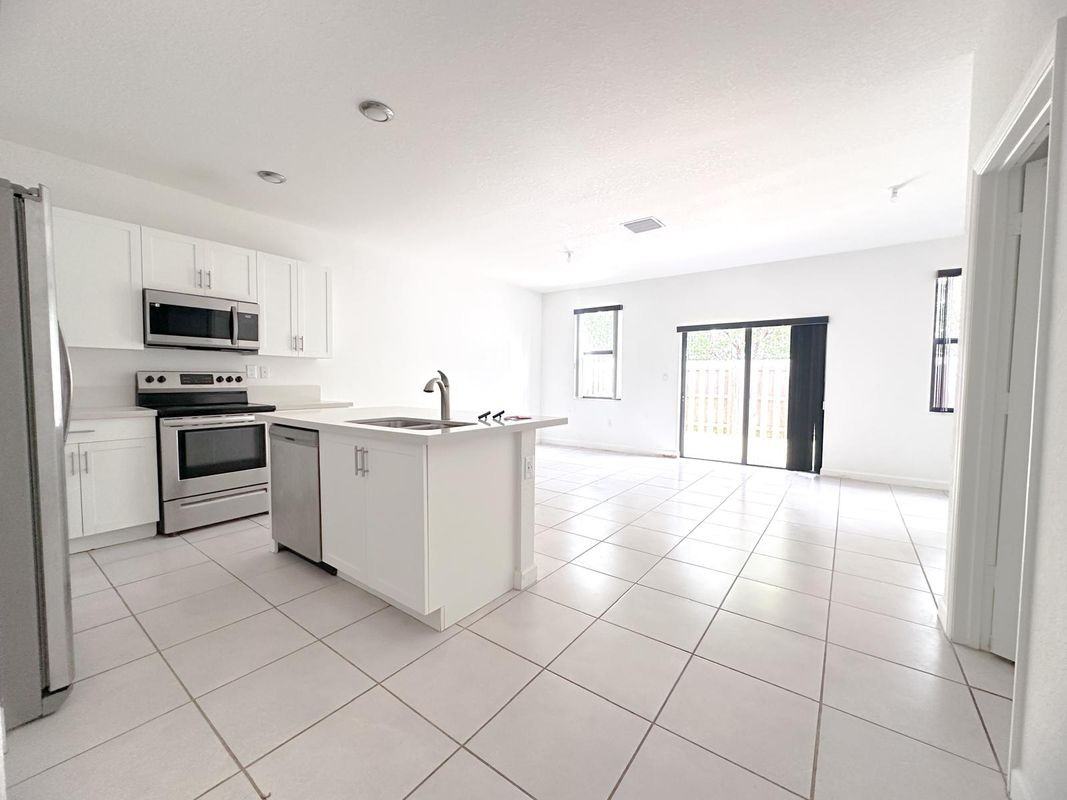 20921 Ne 2nd Pl - Photo 2 of 4