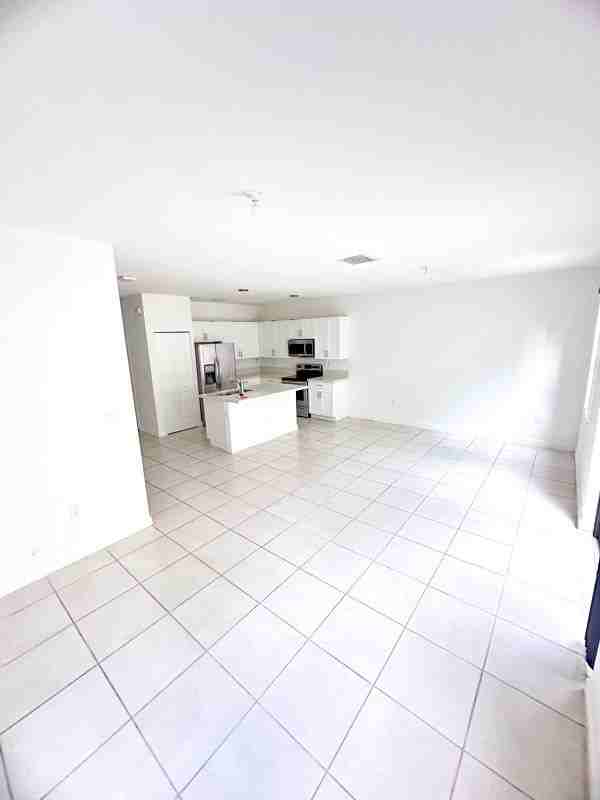 20921 Ne 2nd Pl - Photo 3 of 4