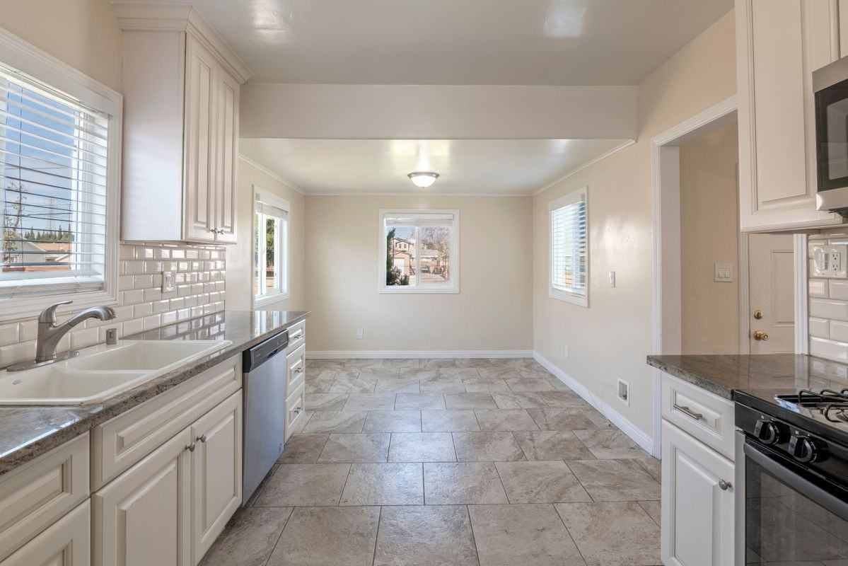 9048 1/2 Cedar St - Photo 2 of 6