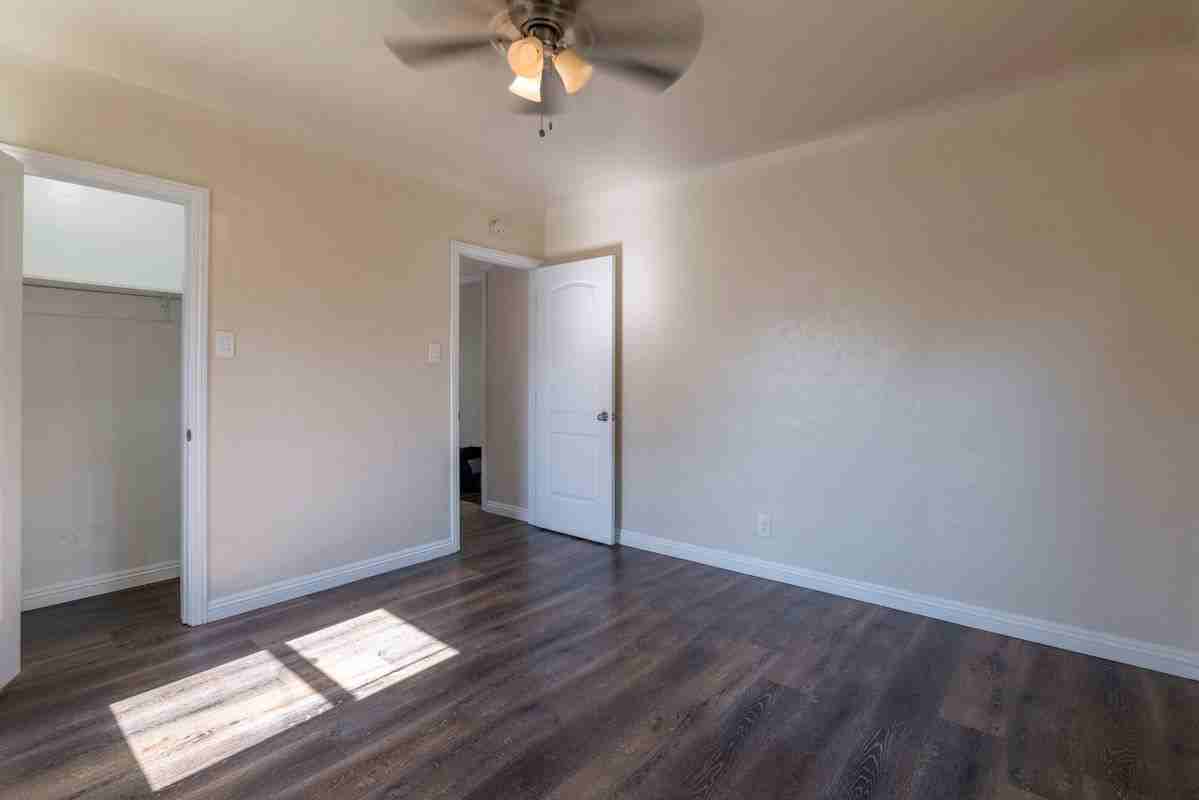 9048 1/2 Cedar St - Photo 4 of 6