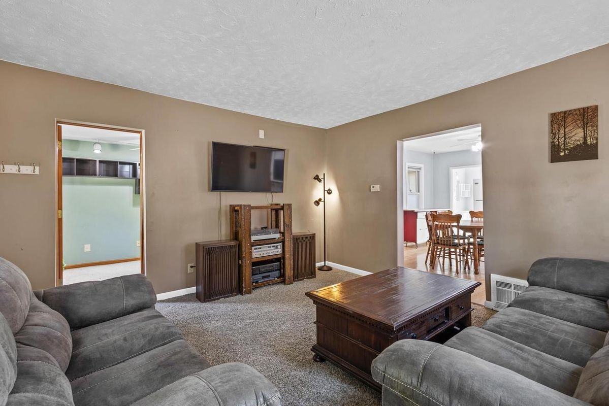 1025 W 8th St - Photo 2 of 12