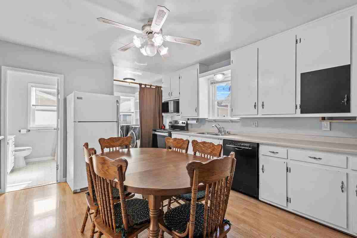 1025 W 8th St - Photo 3 of 12