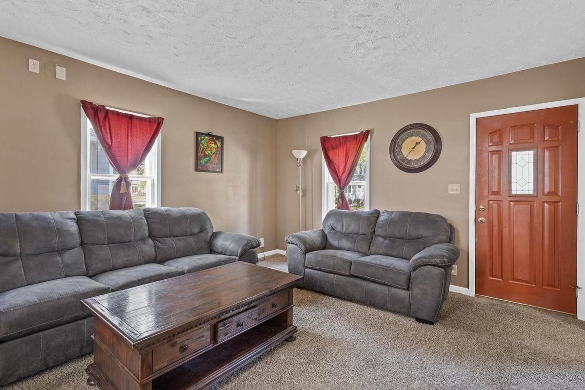 1025 W 8th St - Photo 4 of 12