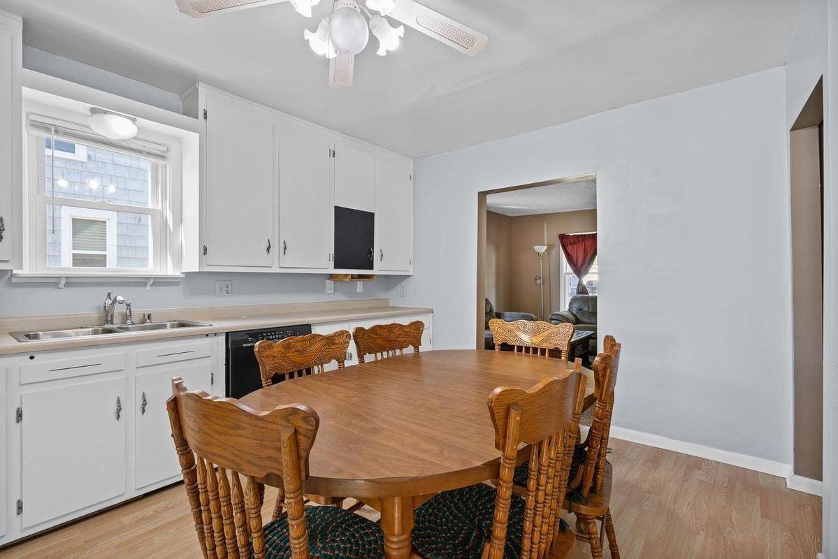 1025 W 8th St - Photo 5 of 12