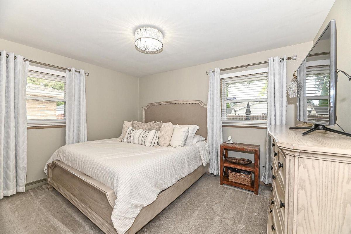 1208 Montclair Dr - Photo 2 of 13