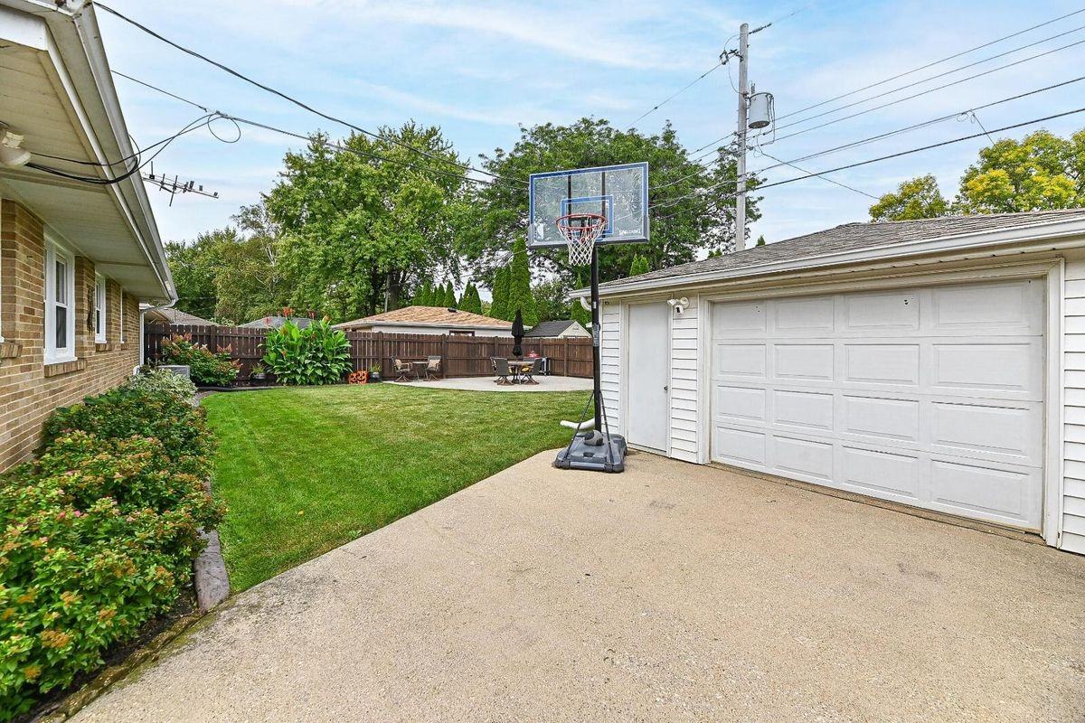 1208 Montclair Dr - Photo 4 of 13