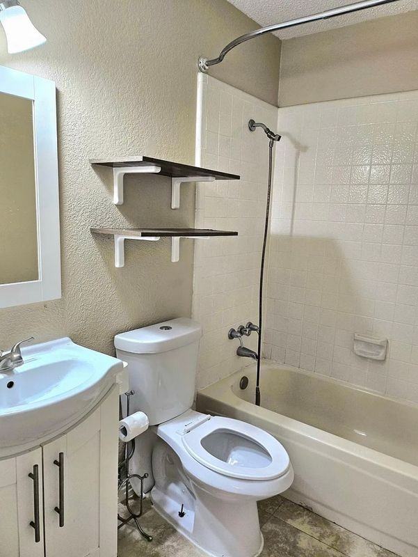 1708 Lakestone Ct - Photo 3 of 10