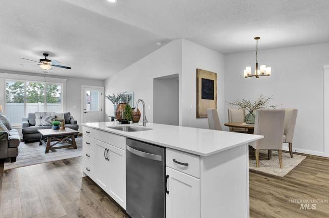 1482 W Woodpine St - Photo 2 of 8