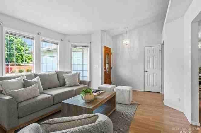 233 S Duke Ave - Photo 5 of 15