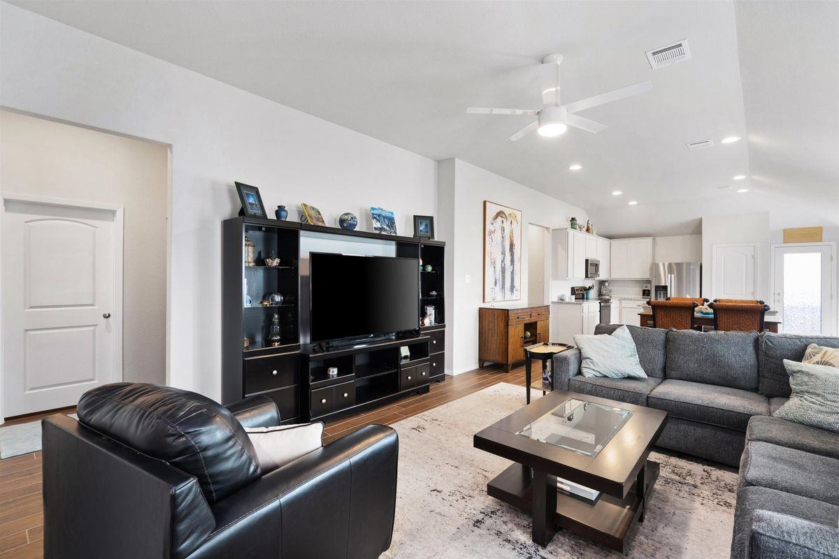 208 Blue Agate Ct - Photo 5 of 36