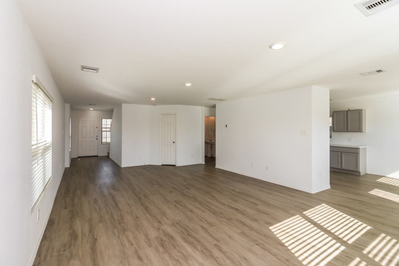 310 310 Pickwick Gardens Ln - Photo 2 of 16