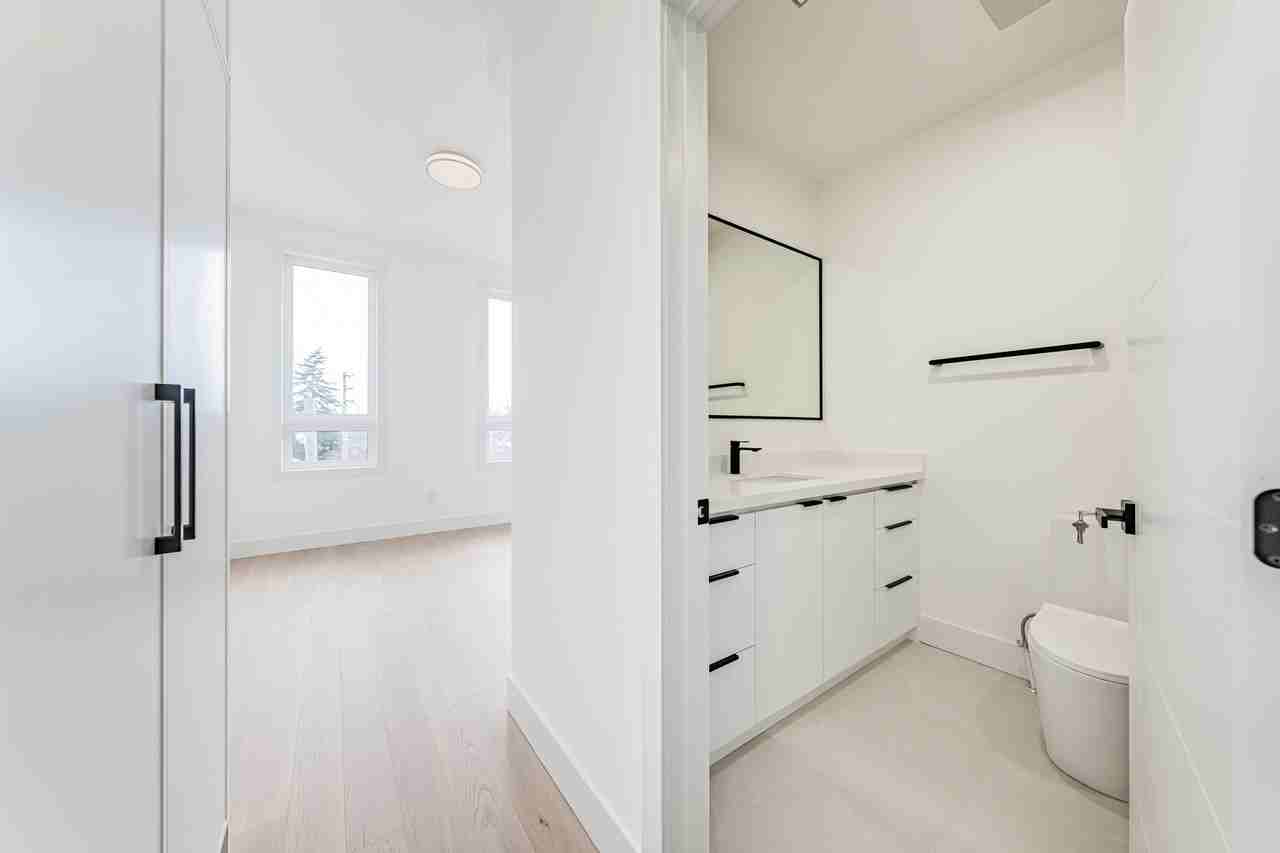 712 Eglinton Avenue East - Photo 2 of 37