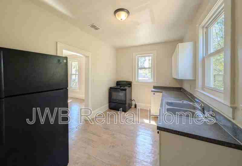 6618 Avalon St - Photo 4 of 15