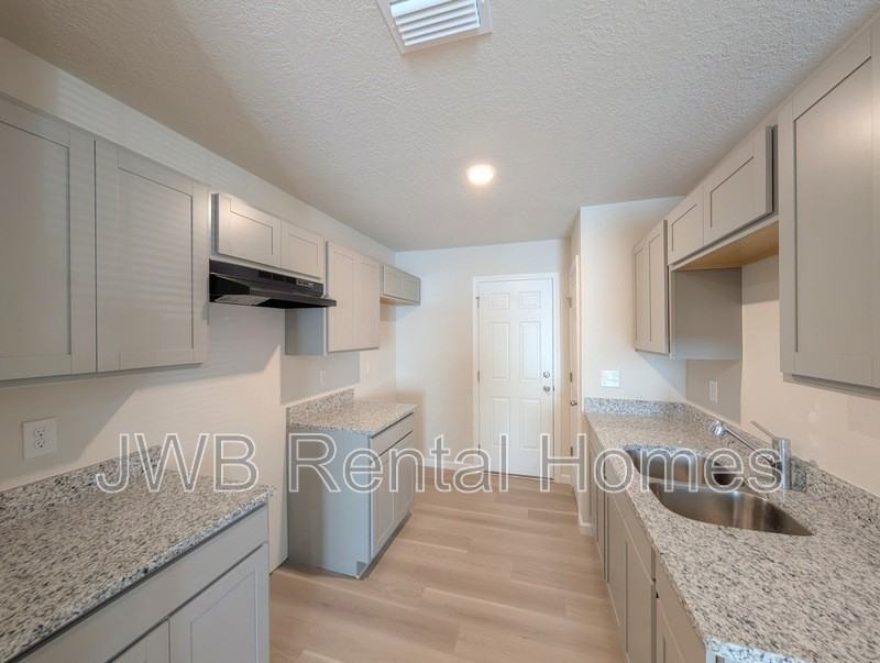 1442 E 27th St - Photo 4 of 18