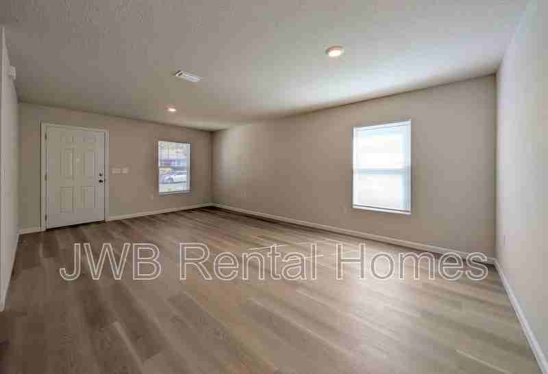 1442 E 27th St - Photo 6 of 18