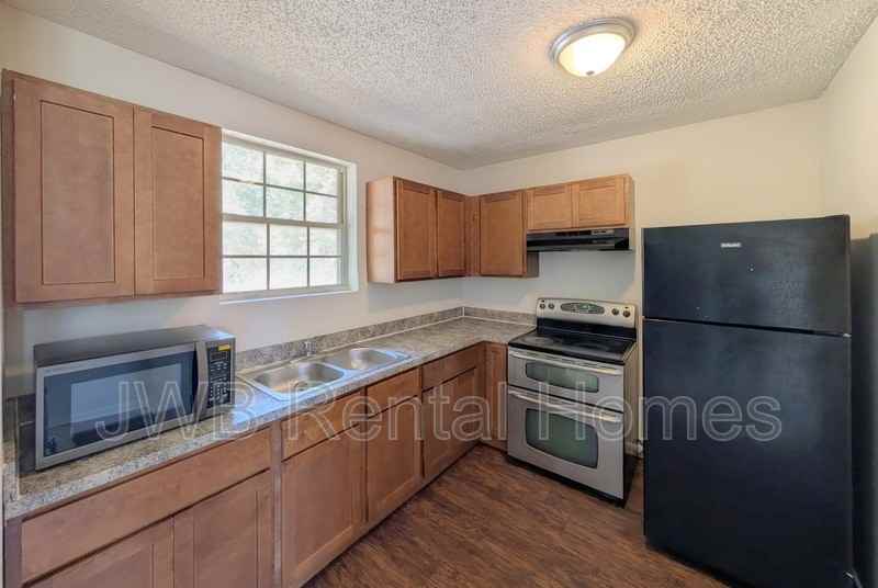 8223 Hewitt St - Photo 4 of 18